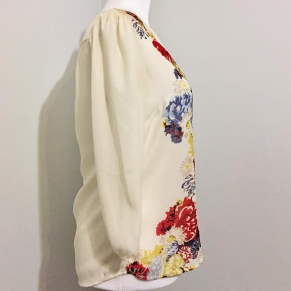 🍒5/$20🍒H&M Cream & Floral Button-up Blouse - Picture 2 of 5